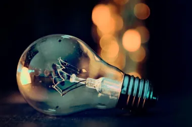 Koja je razlika između LED i štednih žarulja?