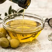 Maslinovo ulje za pečenje: Je li zdravo koristiti ga u te svrhe?