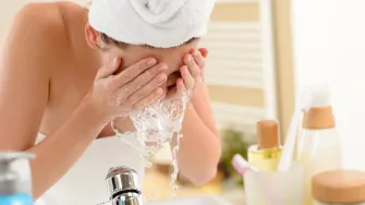 Koliko često zapravo treba umivati lice? Evo što o tome kažu dermatolozi