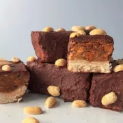Zdrave Snickers kocke koje okusom dostojno mogu zamijeniti orginalnu kalorijsku bombu