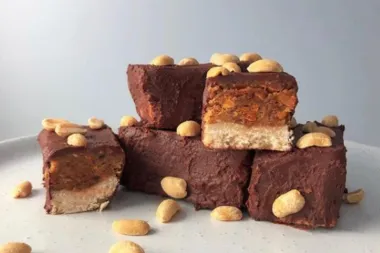 Zdrave Snickers kocke koje okusom dostojno mogu zamijeniti orginalnu kalorijsku bombu