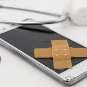 Znate li kako promijeniti staklo na mobitelu?