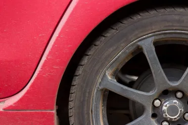 Kako ukloniti smolu s automobila?