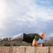 Doznajte koliko dugo raditi plank