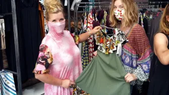 ALMAfashion komadi od sad na još jednoj adresi. Nas su oduševile 'korona' haljine čiji se ovratnik pretvara u masku