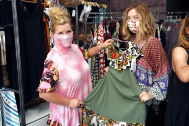 ALMAfashion komadi od sad na još jednoj adresi. Nas su oduševile 'korona' haljine čiji se ovratnik pretvara u masku