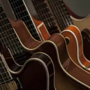 Koja je razlika između električne i klasične gitare?