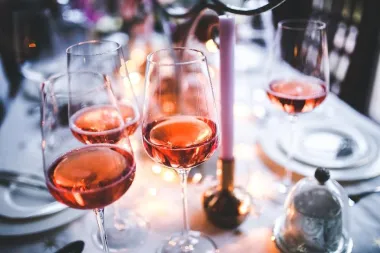 Čaša užitka: Osvježavajuća rosé vina omiljeno su nam piće, a evo kako ih odabrati