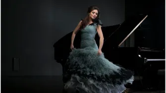 Pijanistica Matea Leko pred praznim ciparskim teatrom