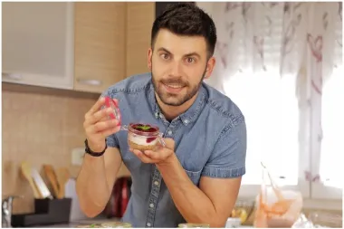 Ukusni cheesecake sa šumskim voćem kojeg možeš ponijeti i na piknik