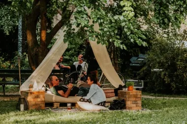 Pripremi dekicu jer dvorište Likovne akademije ponovno će postati mjesto za druženje