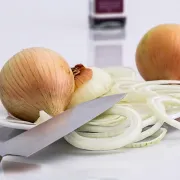 Doznajte zašto se ne preporuča čuvanje luka u hladnjaku