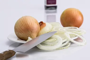 Doznajte zašto se ne preporuča čuvanje luka u hladnjaku