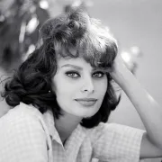 Ovo su najljepše slavne brinete svih vremena - od Jackie O do Angeline Jolie