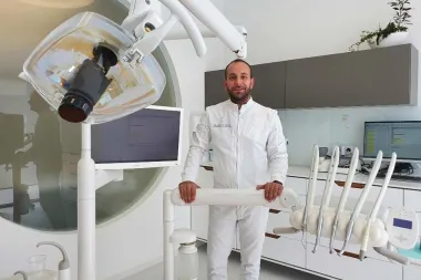 Od ove bolesti razvija se još cijeli niz drugih, a uzroka ima više. Pitale smo stručnjaka koji su simptomi parodontoze