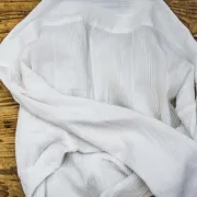 Znate li kako ukloniti mrlje sa bijele majice?