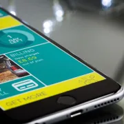 Kako ukloniti kaljeno staklo sa mobitela?