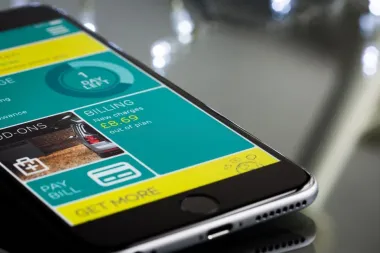 Kako ukloniti kaljeno staklo sa mobitela?
