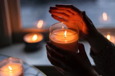 Pronašle smo svijeće koje će ispuniti tvoj dom mirisom cimeta, pečenog kestenja i logorske vatre
