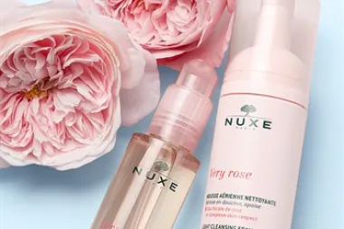 Dva paketa s proizvodima iz nove Nuxe Very Rose linije za čišćenje lica