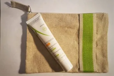 A-DERMA EPITHELIALE A.H ULTRA umirujuća obnavljajuća krema + toaletna torbica