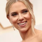 Scarlett Johansson ne koristi skupe proizvode i izgleda odlično. Ovo su njezini beauty trikovi