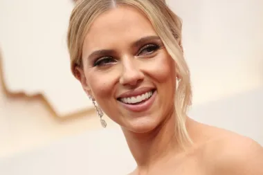 Scarlett Johansson ne koristi skupe proizvode i izgleda odlično. Ovo su njezini beauty trikovi