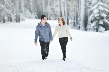Zaljubljuješ li se zapravo ili te je zavarala sezona? Saznale smo što je 'cuffing' sezona