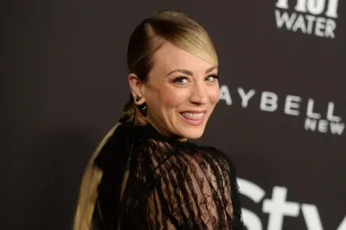 Od Kaley Cuoco možemo naučiti kako zavoljeti sebe, ali i imati savršen ten