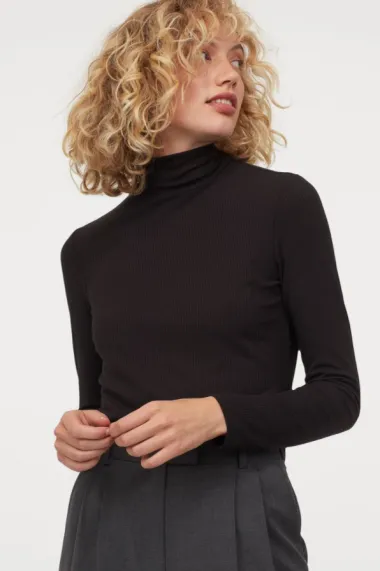 Crna dolčevita kraljica je elegantnih zimskih outfita