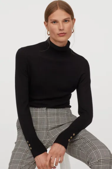 Crna dolčevita kraljica je elegantnih zimskih outfita