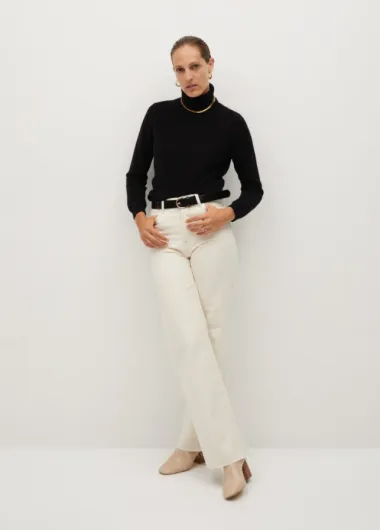 Crna dolčevita kraljica je elegantnih zimskih outfita