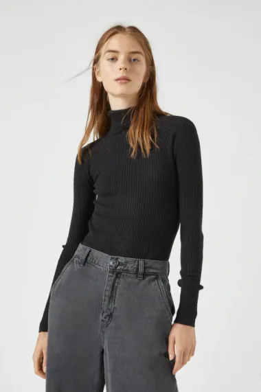 Crna dolčevita kraljica je elegantnih zimskih outfita