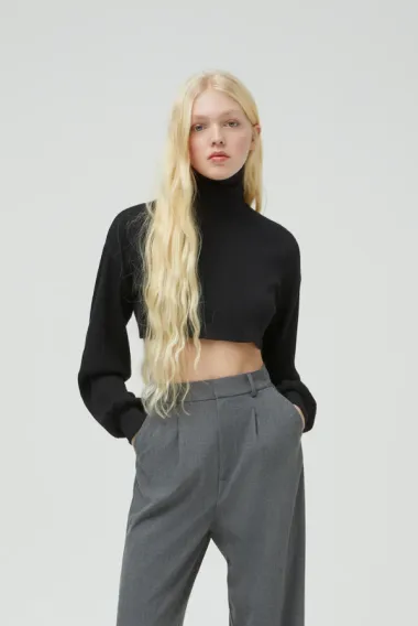 Crna dolčevita kraljica je elegantnih zimskih outfita