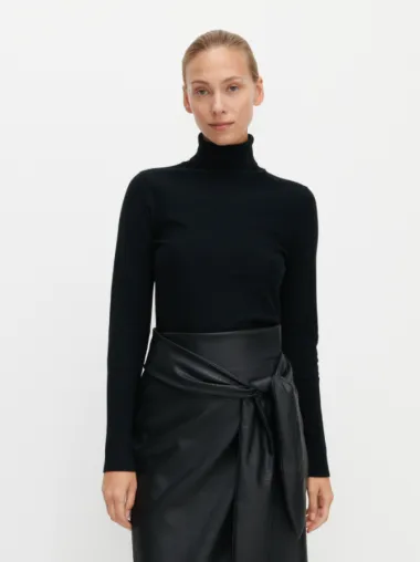 Crna dolčevita kraljica je elegantnih zimskih outfita