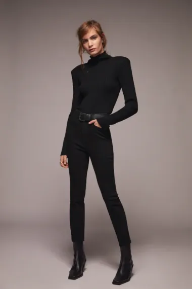 Crna dolčevita kraljica je elegantnih zimskih outfita