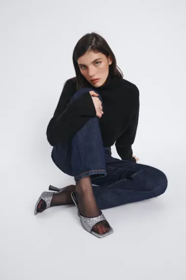 Crna dolčevita kraljica je elegantnih zimskih outfita