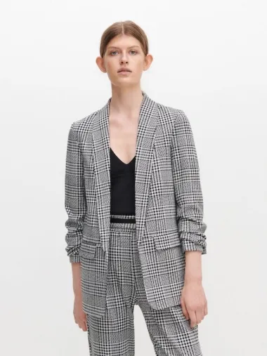 I ove zime 'furamo' karirane sakoe. Evo najbolji modeli