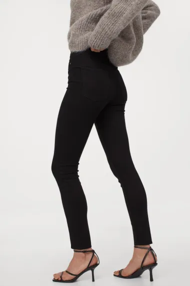 Crne traperice su 'must have' i lako će se uklopiti u svaki outfit