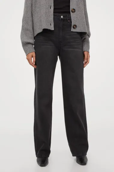 Crne traperice su 'must have' i lako će se uklopiti u svaki outfit