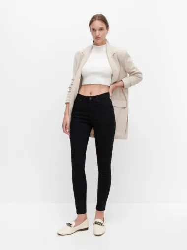 Crne traperice su 'must have' i lako će se uklopiti u svaki outfit