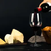 Čaša vina, janjetina i sir čuvaju mozak od Alzheimerove bolesti?