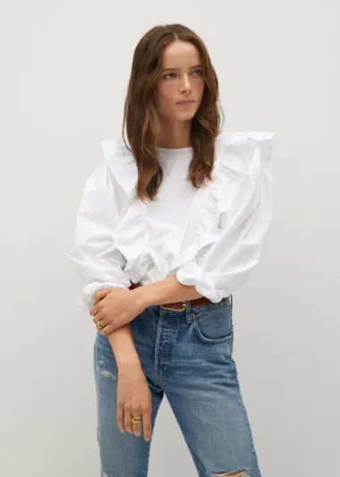 Bijela bluza klasik je koji ne izlazi iz mode