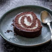 Čokoladna rolada s kremom od macarpone sira za slatki početak godine