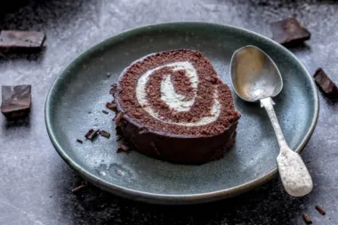 Čokoladna rolada s kremom od macarpone sira za slatki početak godine