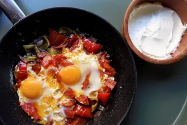 Brzi recept za shakshuku - jednostavno jelo s jajima i povrćem