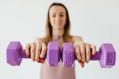 Ovaj trening od 15 minuta ojačat će tvoje tijelo od glave do pete