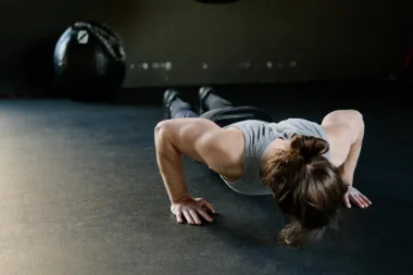 Ovaj trening od 15 minuta ojačat će tvoje tijelo od glave do pete