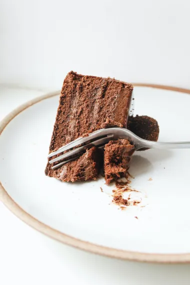 Čokoladni cheesecake: Neodoljivi kolač koji se ne peče
