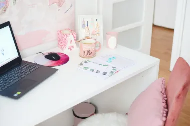 Radni stol uređen prema feng shuiju za koncentraciju i kreativnost